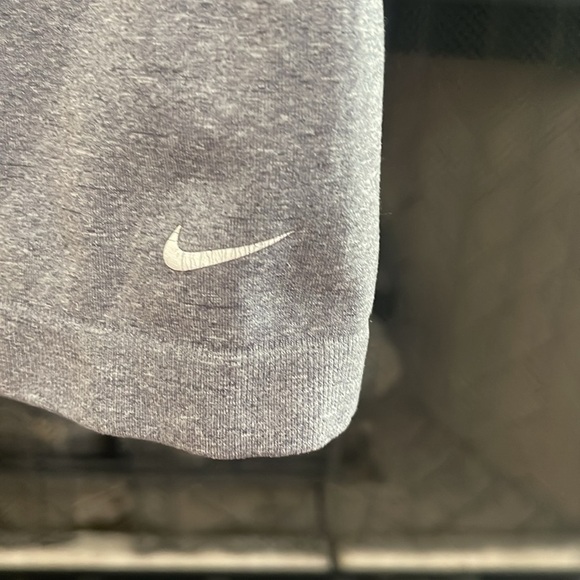 Nike sleeveless gray workout top. Size Medium - Picture 4 of 9